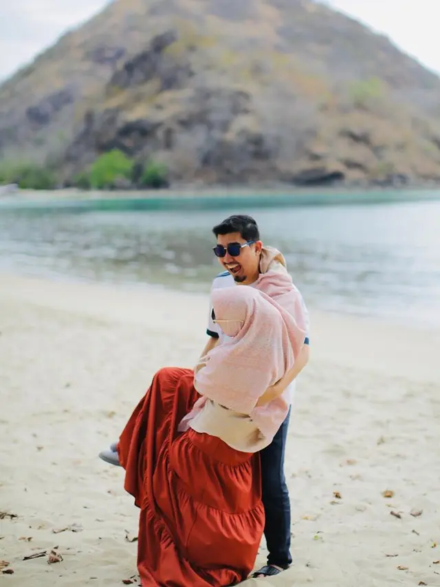 7 Potret Liburan Uztaz Solmed dan Istri di Labuan Bajo, Tampil Serasi