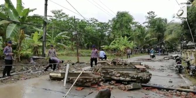 VIDEO: Akibat Gelombang Pasang, Jalur Serang-Pandeglang Terputus