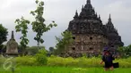Seorang warga beraktivitas di sekitar Candi Plaosan, Klaten, Jateng, Selasa (26/1/2016). Candi Plaosan diperkirakan dibangun pada masa pemerintahan Rakai Pikatan dari Kerajaan Mataram Hindu, yaitu pada awal abad ke-9 M. (Foto: Boy Harjanto)