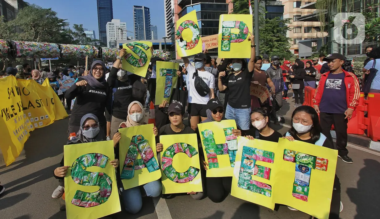 Sejumlah aktivis dari berbagai organisasi melakukan Aksi pawai bebas plastik saat Hari Bebas Kendaraan (Car Free Day) di Jakarta, Minggu (24/7/2022). Aksi tersebut mengajak masyarakat untuk peduli lingkungan dari sampah plastik kemasan atau sekali pakai yang saat ini banyak mencemari laut di Indonesia. (Liputan6.com/Angga Yuniar)