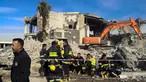 Layanan darurat membersihkan puing-puing rumah Peshraw Dizayi yang terkena serangan rudal Iran di Irbil, Irak, Selasa (16/1/2024). Dizayi, seorang pengusaha lokal terkemuka, tewas dalam salah satu serangan Irbil bersama dengan anggota keluarganya. (AP Photo/Julia Zimmermann/Metrography)