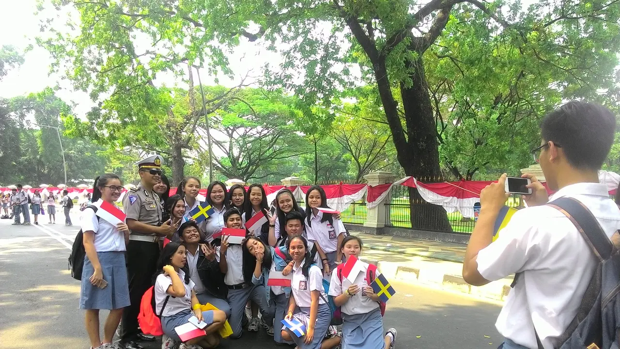 Penutupan Jalan ke Istana Bogor Jadi Objek Foto Pelajar