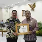 Kepala Dinas Komunikasi dan Informatika Provinsi Kalimantan Timur, Muhammad Faisal saat menerima penghargaan secara langsung di Istana Wakil Presiden RI, Jakarta, Selasa (19/12/2023). (Foto: Istimewa)