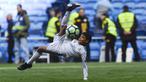 Putra dari Cristiano Ronaldo melakukan tendangan salto saat menemani sang ayah di Stadion Santiago Bernabeu, Madrid, Minggu (8/4/2018). Tendangan ini mirip seperti saat CR 7 membobol gawang Juventus. (AFP/Gabriel Bouys).
