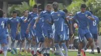 Makan Konate dan pemain Persib yang lain pun serius melakukan pemanasan saat latihan ringan di kompleks hotel tempat mereka menginap, Minggu (18/10/2015) jelang lawan Sriwijaya FC di Final Piala Presiden 2015. (Bola.com/Vitalis Yogi Trisna)