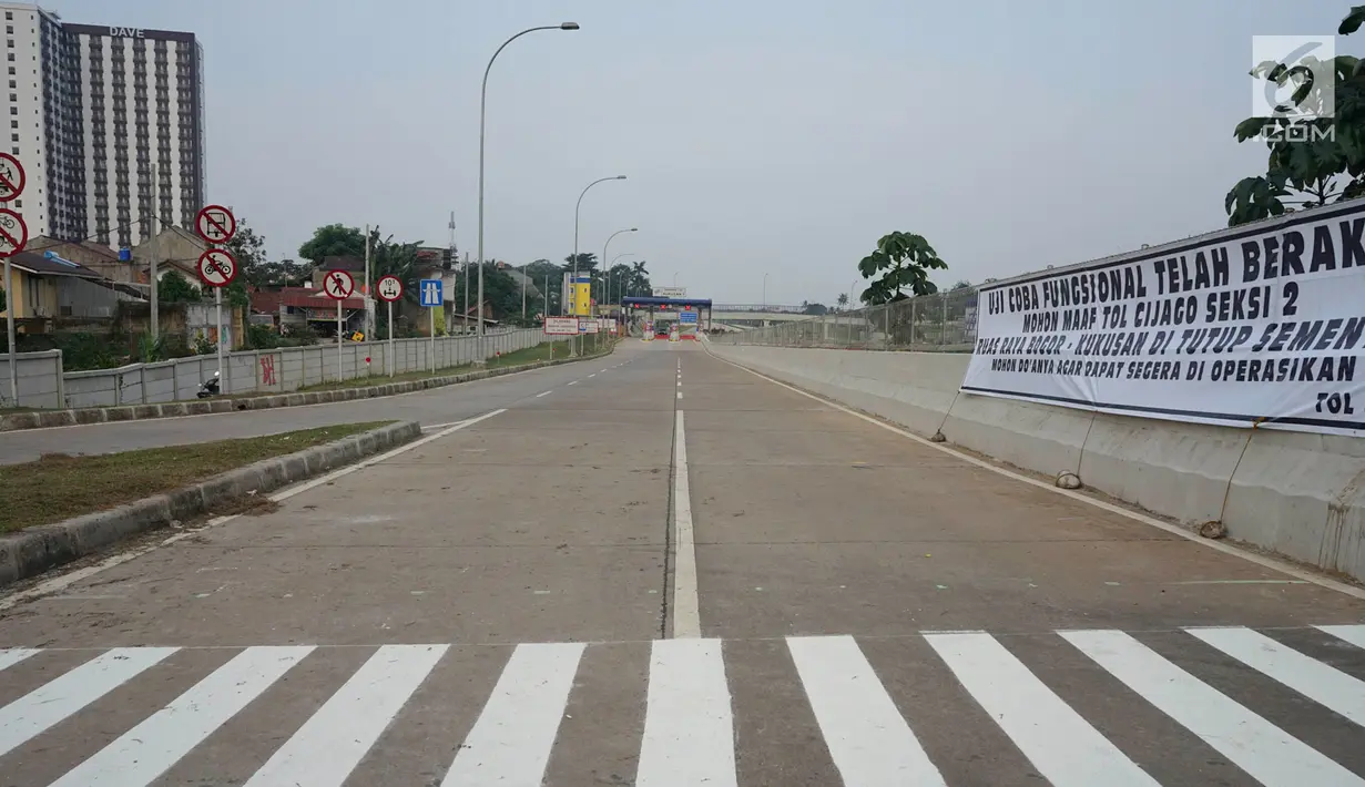 Suasana jalan menuju Gerbang Tol Kukusan I di Jalan Tol Cijago Seksi II ruas Bogor-Kukusan, Depok, Senin (17/6/2019). Setelah sempat diuji coba dua pekan, ruas jalan tol yang nantinya akan menghubungkan jalur Jagorawi-Cinere tersebut kembali ditutup untuk umum. (Liputan6.com/Immanuel Antonius)