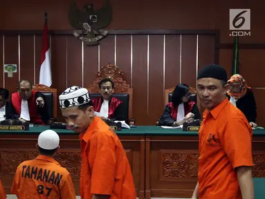 Terdakwa Kasus Terorisme kelompok ISIS Surabaya bersiap menjalani sidang di Pengadilan Negri Jakarta Barat, Selasa (8/1). Agenda sidang tersebut adalah mendengarkan keterangan saksi. (Liputan6.com/Johan Tallo)