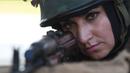 Seorang kadet tentara wanita Afghanistan membidik dengan senapan saat latihan di Akademi Pelatihan Perwira di Chennai, India (12/12/2019). Sebanyak dua puluh kadet tentara Afghanistan mengikuti program latihan militer. (AFP/Arun Sankar)