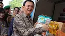 Gubernur DKI Jakarta, Basuki Tjahaja Purnama menunjukkan paket sembako saat peresmian kegiatan operasi pasar Artha Graha Peduli yang bekerja sama dengan PD Pasar Jaya, di Balaikota Jakarta, Kamis (2/7/2015). (Liputan6.com/Helmi Afandi)