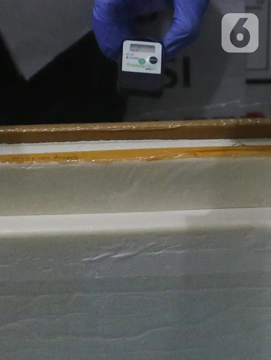 Petugas menunjukan chip barcode vaksin COVID-19 Sinovac saat tiba di Gudang UPTD Farmasi Kabupaten Bekasi, Tambun, Jawa Barat, Rabu (27/1/2021). Sebanyak 12.000 dosis vaksin COVID-19 dari Biofarma Bandung tiba di Kabupaten Bekasi. (Liputan6.com/Herman Zakharia)