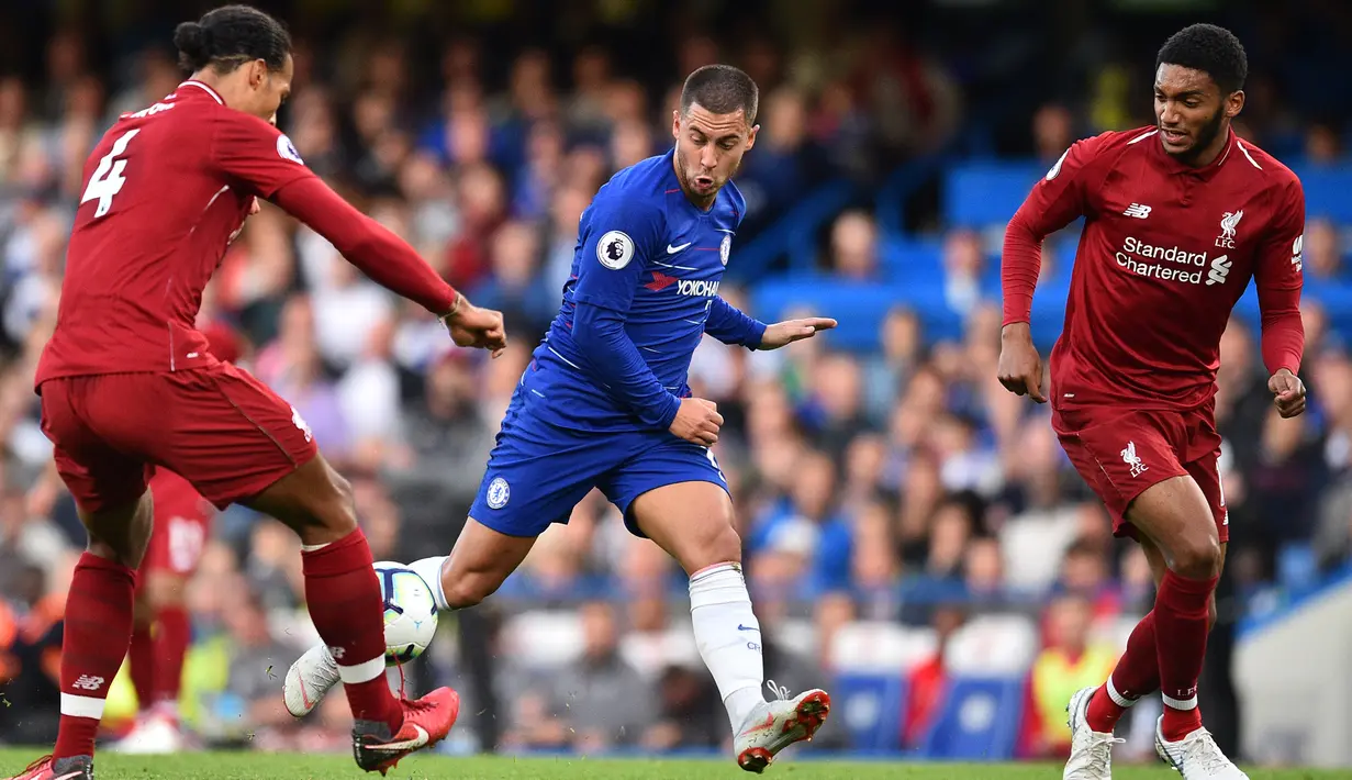 Gelandang Chelsea, Eden Hazard, berusaha melewati bek Liverpool, Virgil Van Dijk, pada laga Premier League di Stadion Stamford Bridge, London, Sabtu (29/9/2018). Kedua klub bermain imbang 1-1. (AFP/Glyn Kirk)