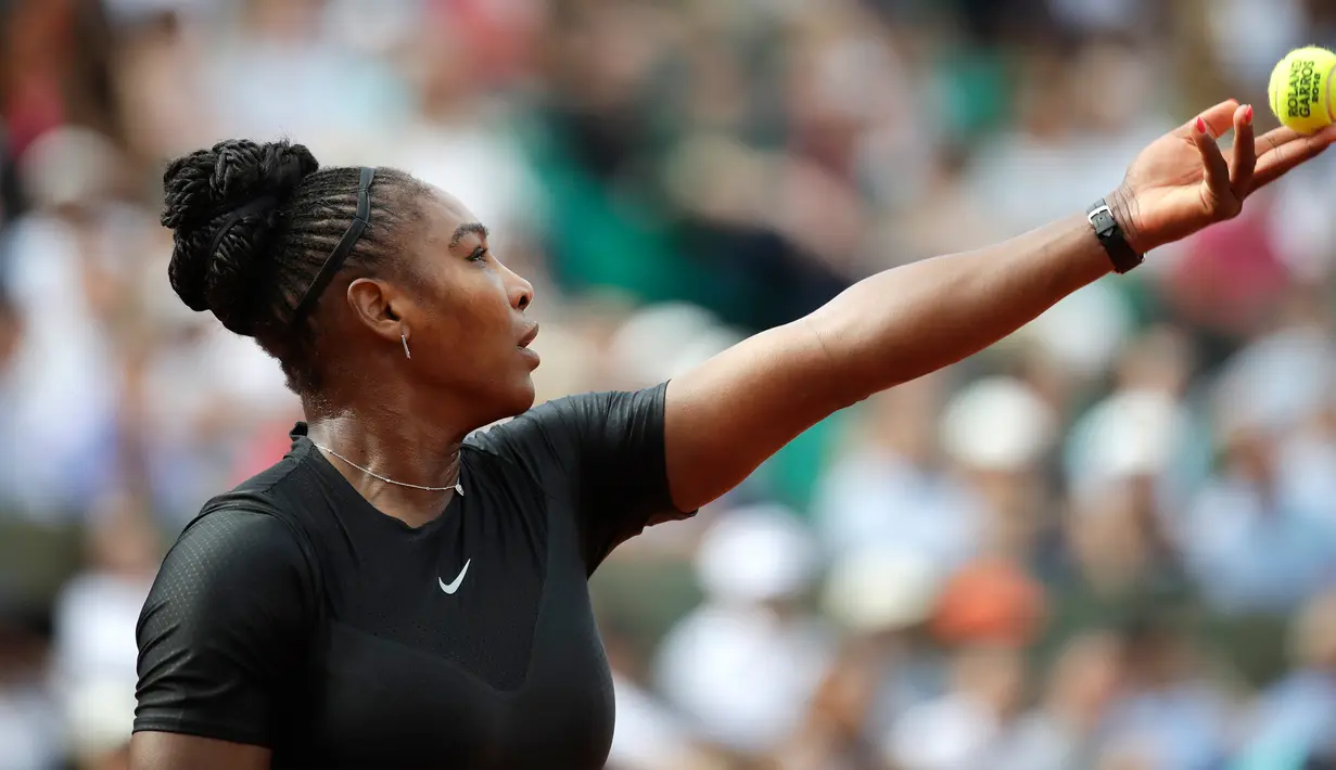 Serena Williams bersiap memukul bola saat melawan petenis ari Ceko Krystina Pliskova dalam turnamen tenis Perancis Terbuka di stadion Roland Garros di Paris, Prancis (29/5). Pada laga ini Serena menang dua set langsung. (AP / Alessandra Tarantino)