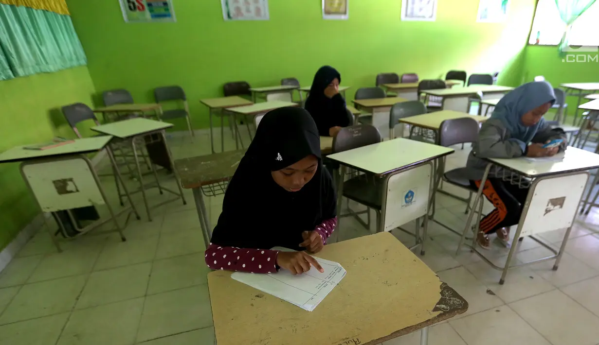 Seorang siswi melihat daftar siwa yang masuk pada hari pertama sekolah di SMP Negeri 6 Palu, Sulawesi Tengah, Senin (8/10). Pascagempa dan tsunami Palu, pihak sekolah melakukan pendataan untuk mengetahui jumlah siswa sekolah. (Liputan6.com/Fery Pradolo)