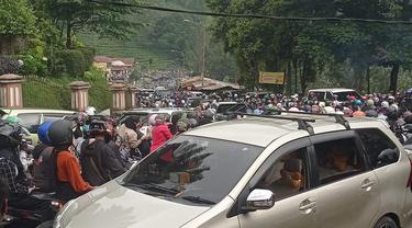 Jalur Puncak Bogor macet parah pada libur akhir pekan, Minggu (15/5/2022). Arus lalu lintas menuju ke Jakarta bahkan terkunci akibat padatnya volume kendaraan. (Liputan6.com/Achmad Sudarno)