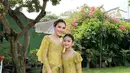 Ayu Ting-Ting dan Bilqis terlihat menawan dengan kebaya hijau neon dan kebaya cokelat tua [@ayutingting92]