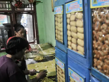 Pekerja saat menyelesaikan produksi kue kering di industri rumahan Pusaka Kwitang, Jakarta, Kamis (6/4/2023). (merdeka.com/Iqbal S Nugroho)