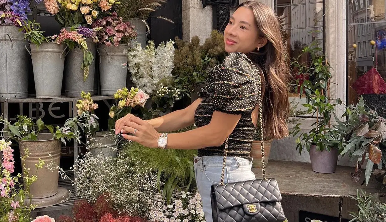 Padu padan blouse dengan aksen puff sleeve yang dipadukan dengan high  waisted jeans beri kesan manis pada penampilan. Sempurnakan OOTD-mu dengan sling bag!  [Instagram/jenniferbachdim]