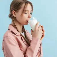 Ilustrasi minum susu. (Photo created by garetsvisual on www.freepik.com)