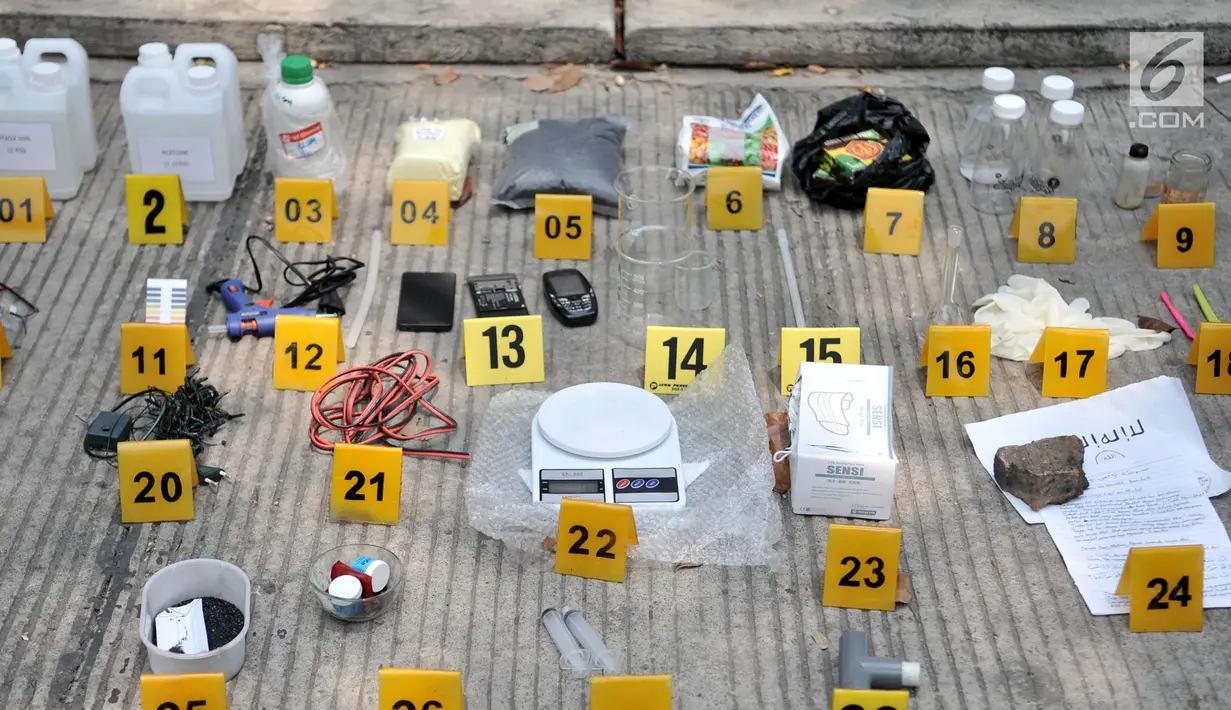 Barang bukti yang ditemukan di rumah terduga teroris di Jalan Belibis V, Semper Barat, Cilincing, Jakarta, Senin (23/9/2019). Kelompok teroris yang ditangkap pagi tadi itu juga menyasar polisi sebagai targetnya. (merdeka.com/Iqbal Nugroho)