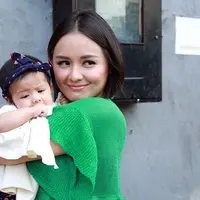 Joanna Alexandra merasakan antusias dalam merawat anak ketiganya yang berjenis kelamin perempuan. Bayi mungil ini bernama Zoe Havilah Salajena dan sudah menginjak usia 3 bulan. (Deki Prayoga/Bintang.com)
