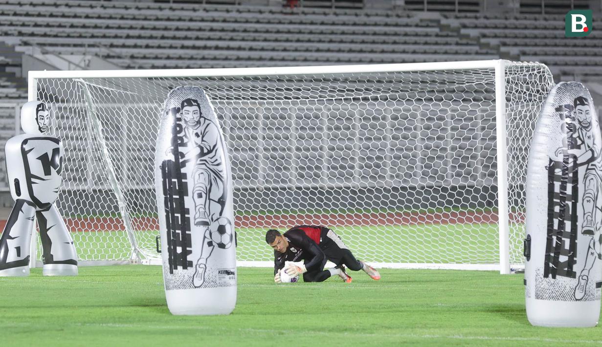 Kiper Timnas Indonesia, Emil Audero Mulyadi, berusaha menangkap bola saat sesi latihan jelang lawan Bahrain di Stadion Madya, Jakarta, Minggu (23/3/2025). (Bola.com/M Iqbal Ichsan)