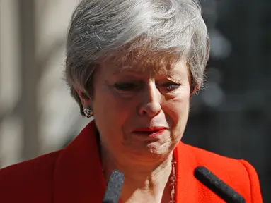 Perdana Menteri Inggris Theresa May menangis saat mengumumkan pengunduran dirinya di luar 10 Downing street di pusat London (24/5/2019). Theresa May mengumumkan dirinya akan mundur pada 7 Juni mendatang. (AFP Photo/Tolga Akmen)