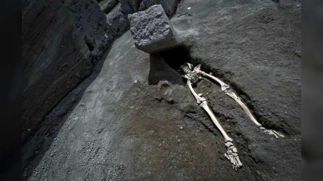 Suatu kerangka pria korban bencana Pompeii ditemukan dalam posisi yang sangat mengenaskan.