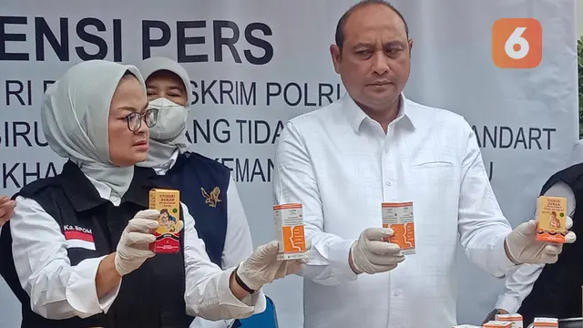 Kepala BPOM, Menunjukkan Obat Sirop Tercemar Kimia Penyebab Gagal Ginjal Akut. (Senin, 31/10/2022). (Yandhi Deslatama/Liputan6.com).