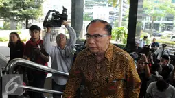 Anggota Wantimpres, Sidarto Danusubroto saat tiba di Gedung KPK, Jakarta, Kamis (14/7).  Wantimpres dan KPK membahas penguatan KPK untuk memberantas korupsi di Indonesia. (Liputan6.com/Helmi Afandi)