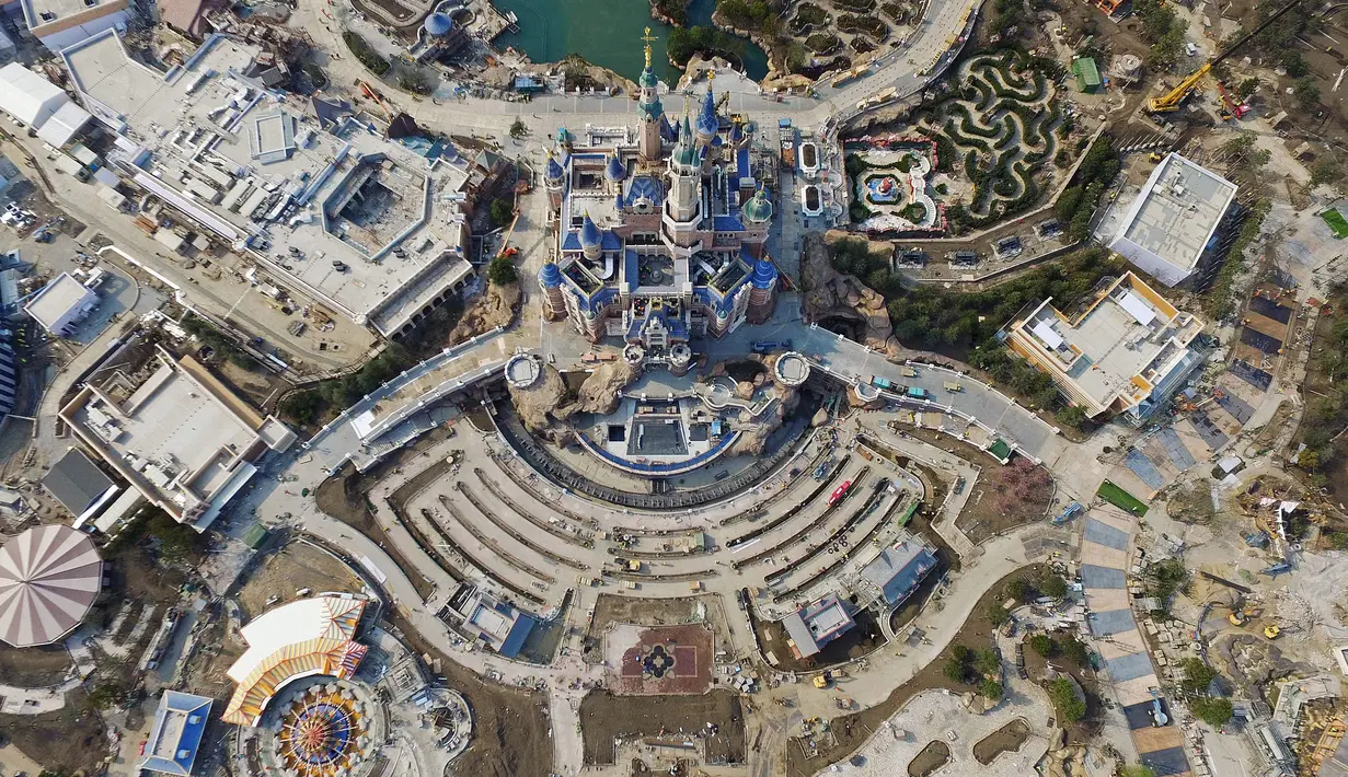 Pandangan udara Shanghai Disney Resort dan taman hiburan di Pudong, Shanghai (28/3). Untuk hari libur Shanghai Disney Resort dibanderol 499 yuan atau sekitar Rp 1 juta pada hari libur.  (AFP/STR/Cina OUT)