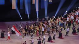 Pakaian adat membuka jalan kontingen Indonesia saat upacara pembukaan SEA Games 2019 di Philipine Arena Bulacan, Manila, Sabtu (30/11). Pesta olahraga se-Asia Tenggara ini akan berlangsung hingga 11 Desember. (Bola.com/M Iqbal Ichsan)