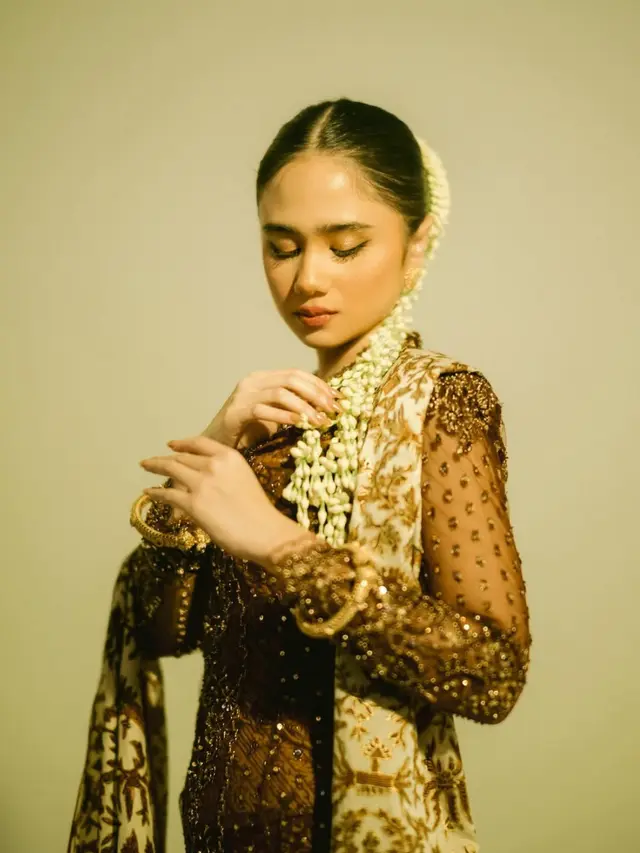 Tissa Biani Kenakan ronce melati. [@tissabiani]