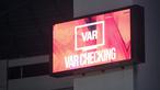 Tayangan layar 'Pemeriksaan VAR' saat pertandingan leg kedua semifinal championship series BRI Liga 1 2023/2024 antara Boreno FC melawan Madura United di Stadion Batakan, Balikpapan, Kalimantan, Minggu (19/05/2024). (Bola.com/Bagaskara Lazuardi)