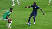 Pemain Al-Nassr, Sadio Mane (kakan) berusaha melewati pemain Al-Ettifaq pada laga Piala Raja Arab Saudi 2023 yang berlangsung di Awwal Park Stadium, Ryadh, Arab Saudi, Rabu (01/11/2023) dini hari WIB. Laga tersebut dimenangkan oleh Al-Nassr dengan skor 1-0. (Twitter/@AlNassrFC)