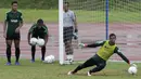 Kiper Timnas Indonesia U-22, Satria Tama, menepis bola saat latihan di Stadion Madya Senayan, Jakarta, Kamis (24/1). Latihan ini merupakan persiapan jelang Piala AFF U-22. (Bola.com/Yoppy Renato)