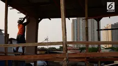 Sempat digusur, hingga kini warga Kampung Akuarium masih bertahan. Tidak mau pindah ke rusun, kini mereka tinggal di tempat tak layak.