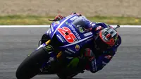 Aksi pembalap Movistar Yamaha, Maverick Vinales, dalam latihan bebas pertama dan kedua MotoGP Spanyol 2017. (PIERRE-PHILIPPE MARCOU / AFP)