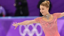 Maria Sotskova bersaing dalam kejuaraan figure skating selama Olimpiade Musim Dingin 2018 di Gangneung Ice Arena, Gangneung, Korea Selatan (21/2). Sotskova merupakan atlet Rusia kelahiran 12 April 2000. (AFP Photo/Mladen Antonov)