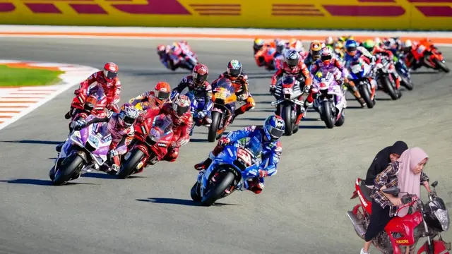 6 Editan Foto Cewek Naik Motor Ini Bikin Tepuk Jidat, Ikut Balapan di Sirkuit