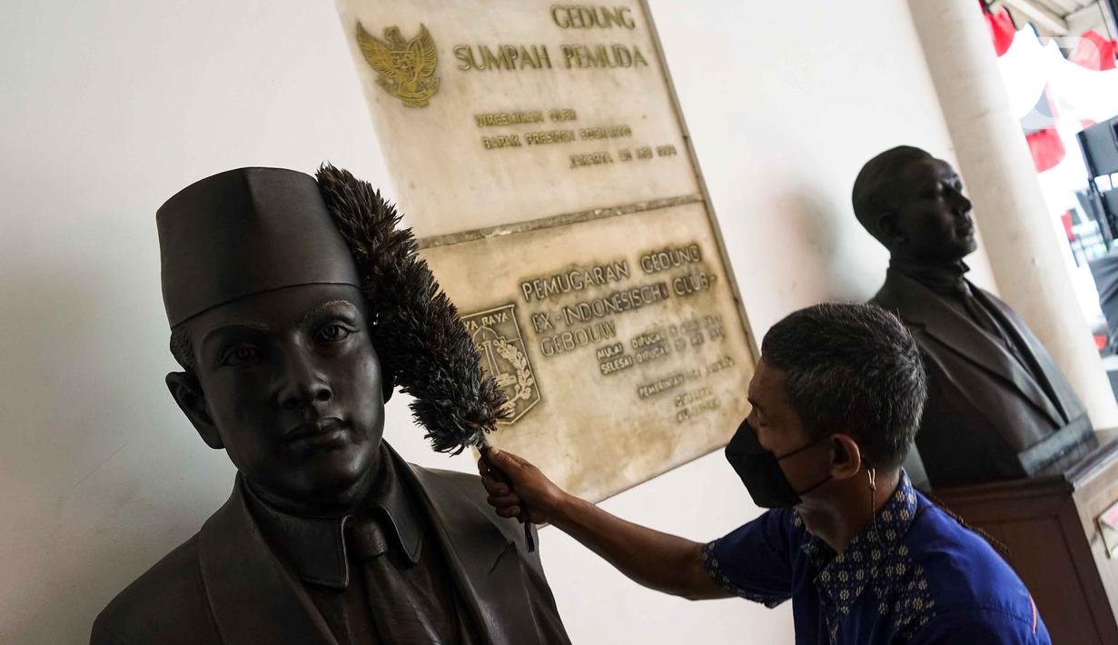 Petugas membersihkan patung di Museum Sumpah Pemuda, Jakarta, Rabu (27/10/2021). Museum Sumpah Pemuda memiliki koleksi foto dan benda-benda bersejarah dalam pergerakan nasional kepemudaan dan menjadi tonggak sejarah perjuangan kemerdekaan RI. (Liputan6.com/Faizal Fanani)