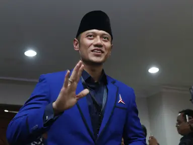 Politisi Partai Demokrat, Agus Harimurti Yudhoyono saat masuk ruang pendaftaran bakal Capres/Cawapres Pemilu 2019 di Gedung KPU, Jakarta, Jumat (10/8). AHY mendampingi proses pendaftaran pasangan Prabowo/Sandi Uno. (Liputan6.com/Helmi Fithriansyah)