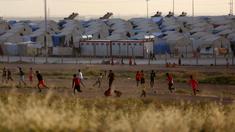 Pengungsi dari Komunitas Yazidi , saat perang IS (Islamic State) bermain bola di daerah Sharya 15 km dari kota Dohuk, Irak  Utara, Rabu (20/05/2015). (AFP Photo/Safin Hamed)