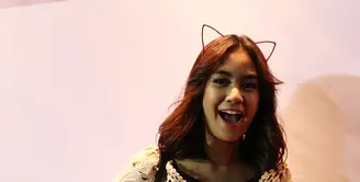 Kecintaannya pada penyanyi cantik Ariana Garnde, membuat Anisa Rahma begitu antusias menyaksikan konser yang bertajuk 'The Honeymoon Tour'. (Galih W. Satria/Bintang.com)