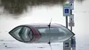 Sebuah mobil terendam air sungai Stillaguamish pasca badai yang melanda negara bagian Washington, (19/11/2015). Hingga saat ini 185.000 rumah tidak disuplai listrik karena masih banyak daerah yang tergenang air. (REUTERS/David Ryder)