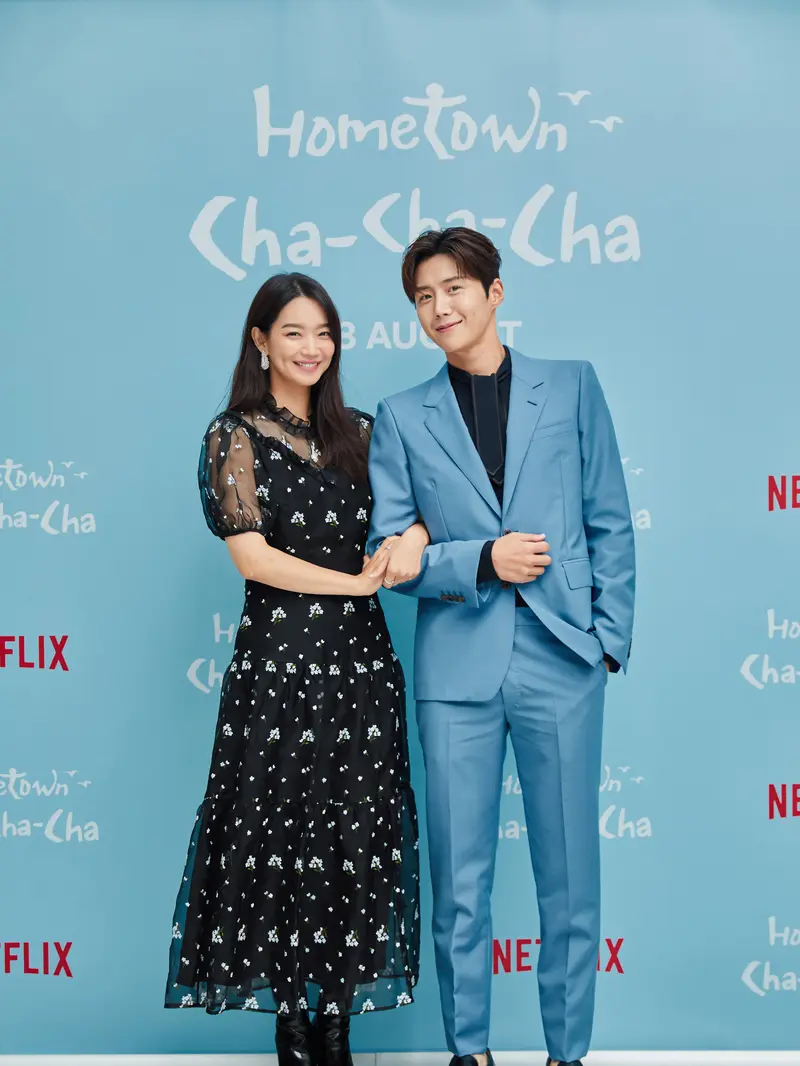 Shin Min Ah dan Kim Seon Ho dalam konferensi pers Hometown Cha-Cha-Cha. (Netflix)