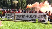 Sesama Jakmania Bentrok di Depan Kantor PSSI
