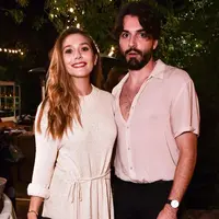 Elizabeth Olsen Resmi Tunangan dengan Robbie Arnet. (Instagram/elizabaetholsen)