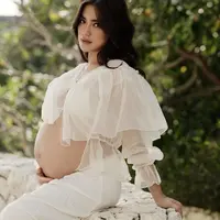 Jessica Iskandar sebentar lagi akan melahirkan anak keduanya. Ia pun telah membocorkan tempat lahiran anak ke-2nya yaitu di Jakarta. Sebelumnya, ia pun kompak melakukan maternity shoot bersama Vincent Verhaag dan El Barack Alexander.