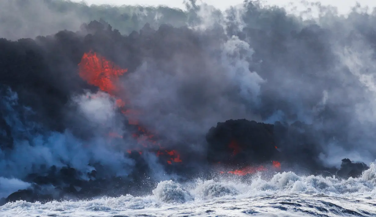 Lava pijar Gunung Kilauea saat mengalir ke laut di dua lokasi dekat Pahoa, Hawaii, Amerika Serikat, Minggu (20/5). (AP Photo/Jae C. Hong)