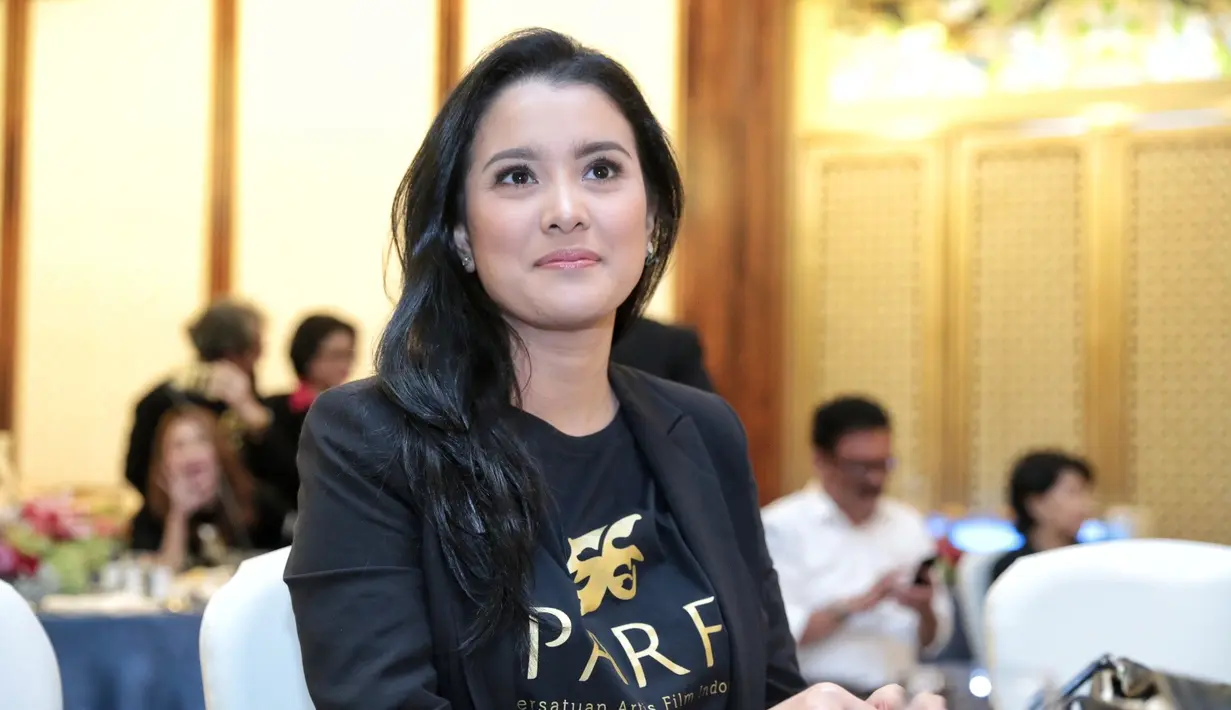 "Action adalah spirit dan kultur di dalam semangat organisasi PARFI 56. Mulai menjadikan PARFI 56 sebagai profesi dan tanpa dimasuki kegiatan pollitik," ucap ibu dua anak itu. (Adrian Putra/Bintang.com)